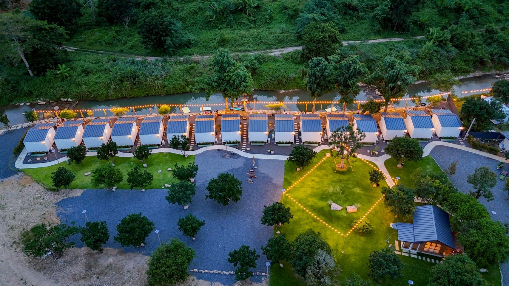 ภาพมุมสูงแนวบ้านพักและสวนของกอดน้ำ ชะอม