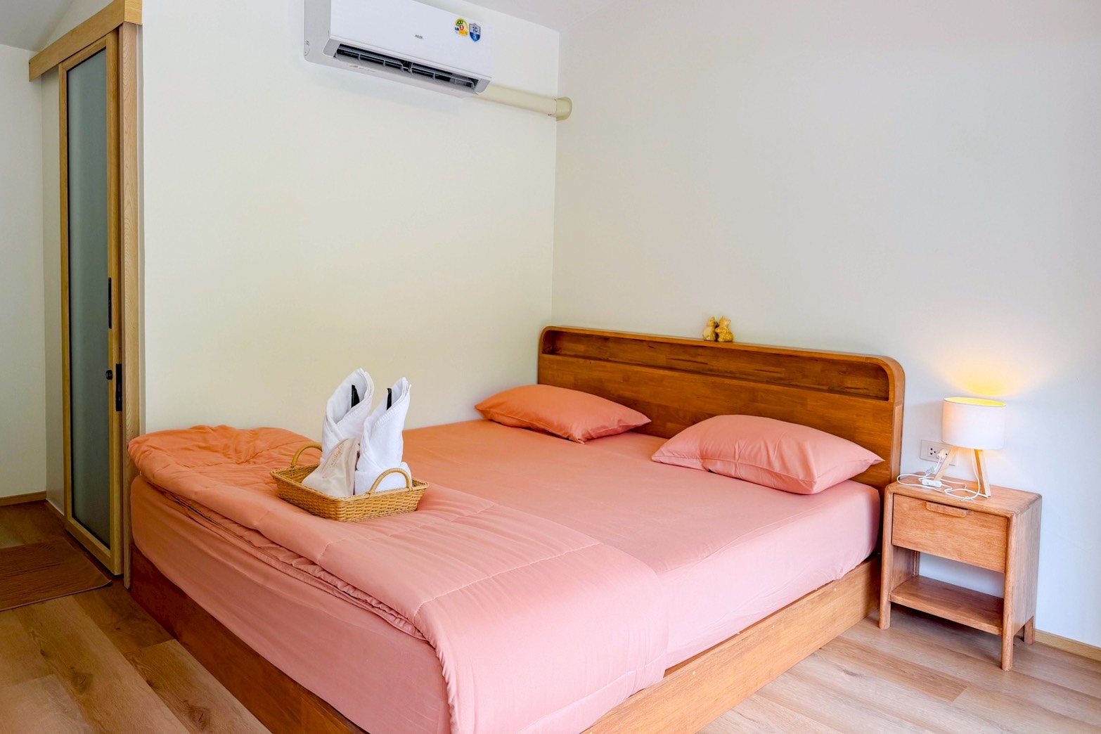 ภายในห้องพักพร้อมเตียงนอนและเครื่องปรับอากาศ