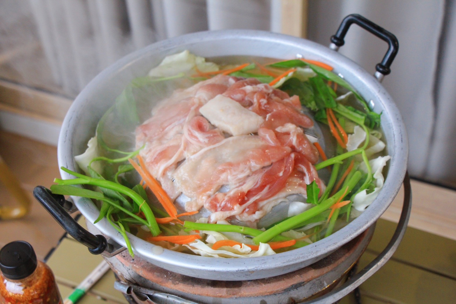 ชุดหมูกระทะพร้อมผักสำหรับรับประทานที่หน้าบ้านพัก
